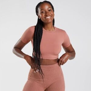 GYMSHARK | DNU WHITNEY SHORT SLEEVE CROP TOP - CANYON RED - S